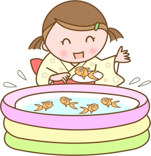 金魚すくいをする子ども