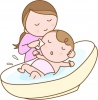 赤ちゃんに沐浴をさせるママ