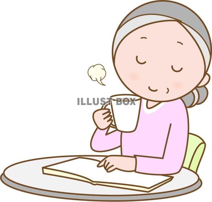 コーヒーを飲みながら本を読むシニア女性