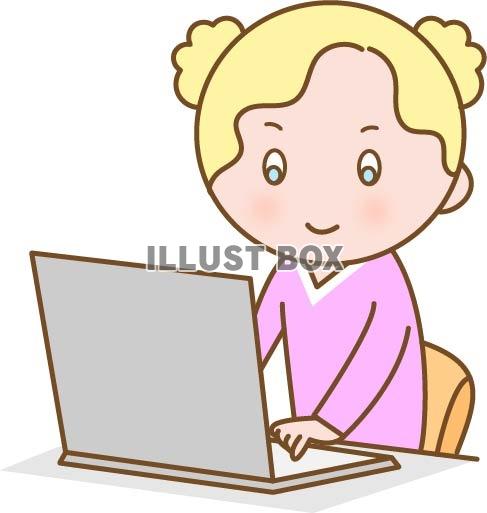 パソコンをする外国人の子ども