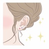耳つぼジュエリーをしている女性の耳