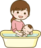 赤ちゃんの沐浴をするママ