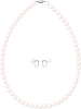 真珠のネックレスとイヤリング