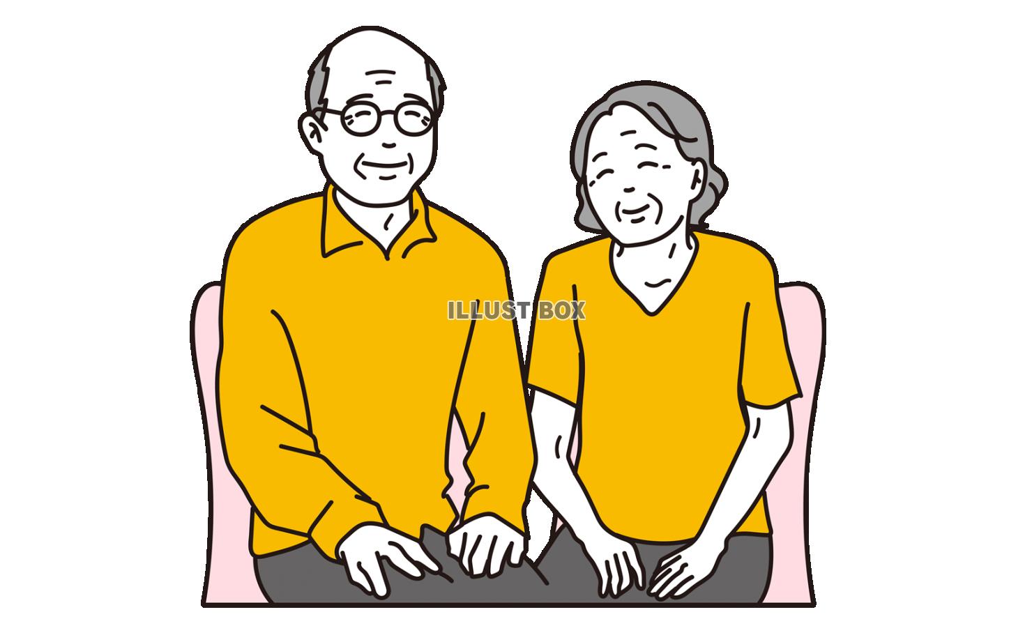 笑顔で椅子に座る高齢者の夫婦