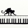 鍵盤を渡る親子猿