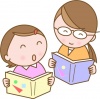 ママと一緒に本を読む子ども