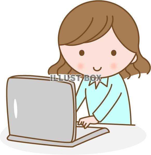パソコンをする事務職の女性