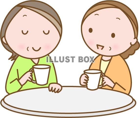 コーヒーを飲みながら会話するシニア女性