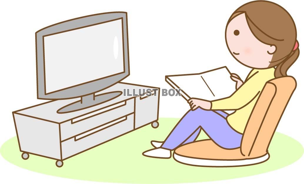 雑誌を見ながらテレビを見る女性