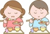 感染防止対策で横並びで食事をする子どもたち