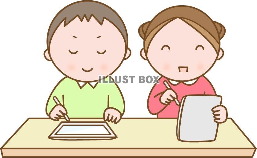 タブレットで授業を受ける小学生の男女