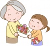 おばあちゃんに花束を渡す孫