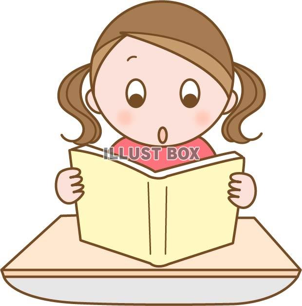 教科書を音読する小学生