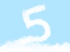 絵本風の可愛い雲の数字「5」の文字入りの空
