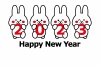 2023を手に歩くかわいいウサギ４羽の2023年横向き年賀状