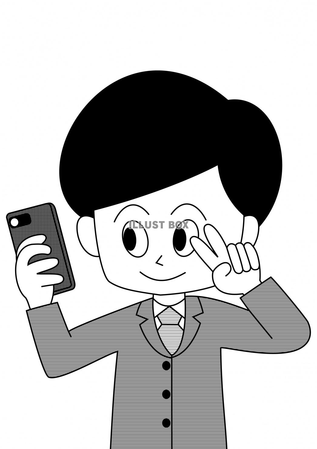 自撮りする男性（白黒）