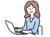 ノートパソコンで仕事をする笑顔の女性