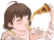 笑顔でピザを食べる女性