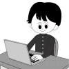 パソコンで勉強する学生服を着た男子学生（白黒）