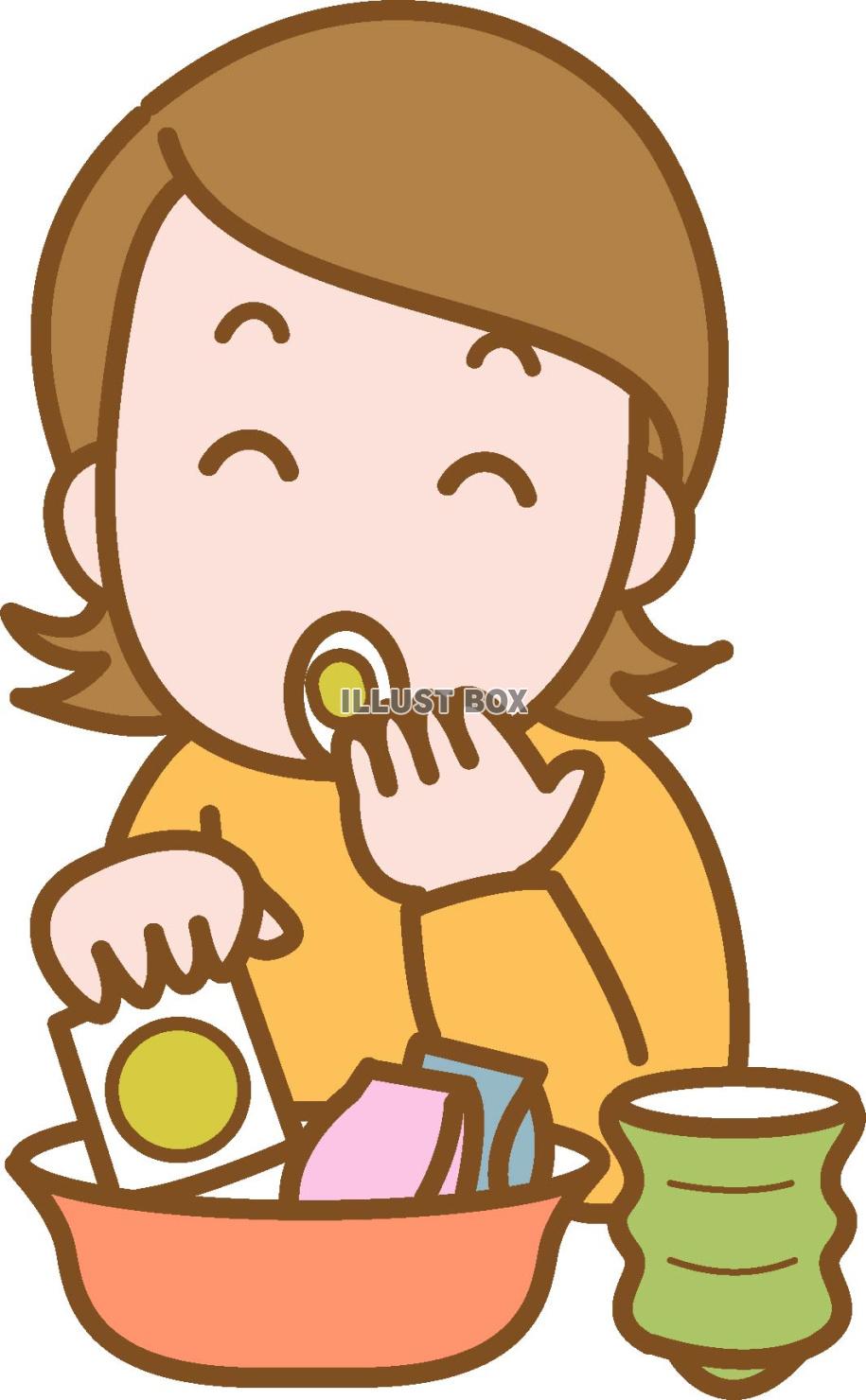 おやつ、お茶の時間にお菓子を食べる女性