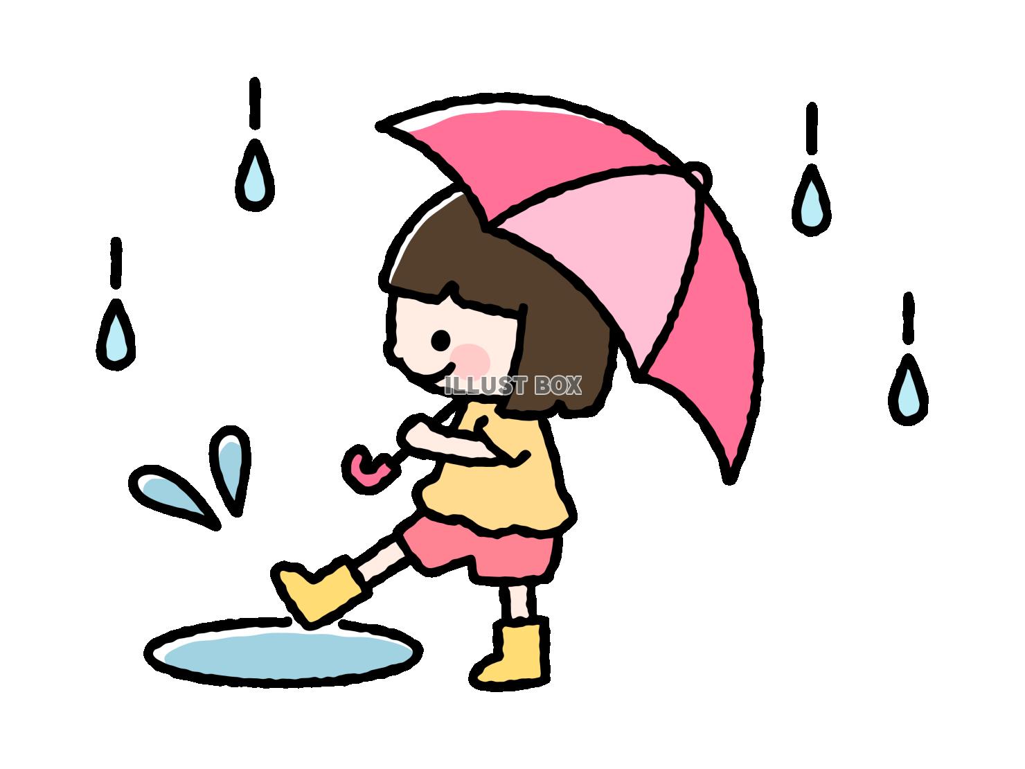 水溜り遊びをする傘をさす女の子